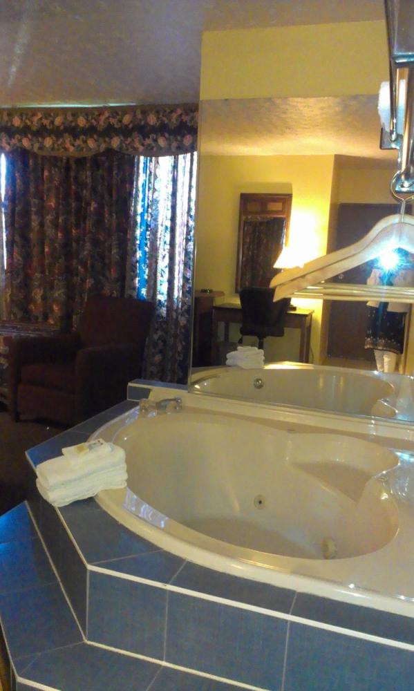 Queen Suite with Spa Bath